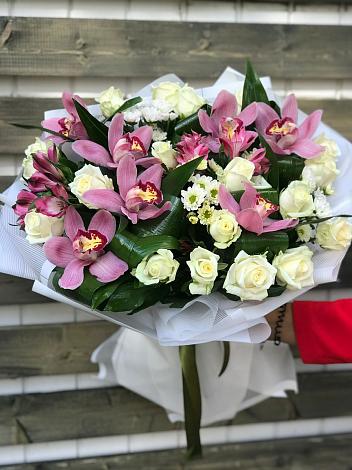 Букет цветов из: Розы и Хризантемы в Новоаннинске
