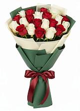Букет Микс из красных и белых роз в Новоаннинске