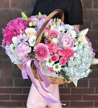 Цветочная композиция из Розы, Хризантемы, Пионы и Лизиантусы в корзине в Новоаннинске