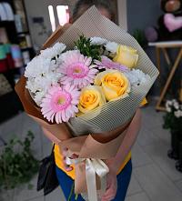 Букет цветов из:  Герберы, Розы и Хризантемы в Новоаннинске