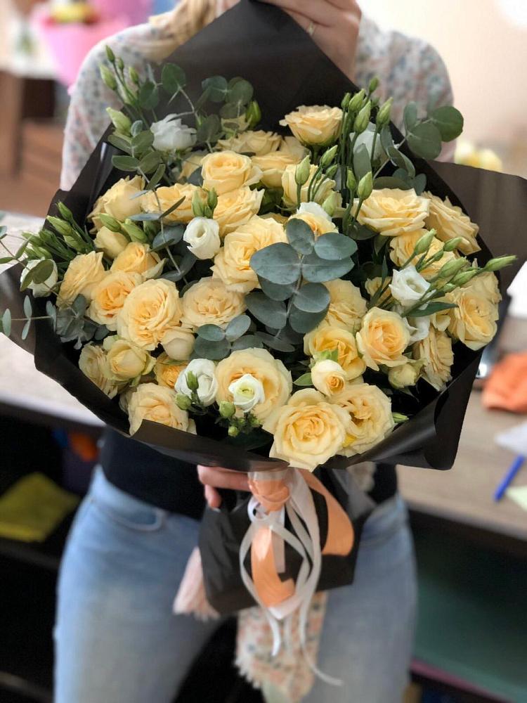 Букет цветов из: Розы и Лизиантусы в Новоаннинске