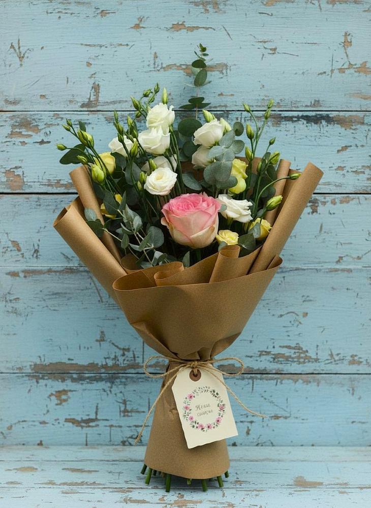 Букет цветов из: Розы и Лизиантусы в Новоаннинске