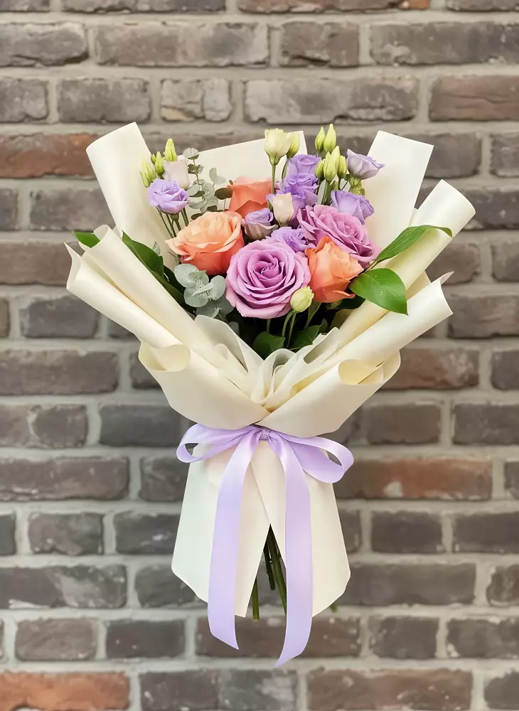 Букет цветов из: Лизиантусы и Розы в Новоаннинске