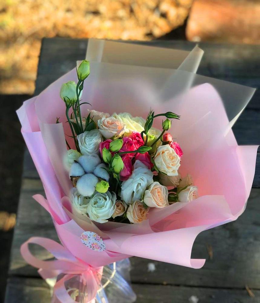 Букет цветов из: Розы и Лизиантусы в Новоаннинске