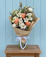 Букет цветов из:  Альстромерии, Лизиантусы, Розы и Хризантемы в Новоаннинске