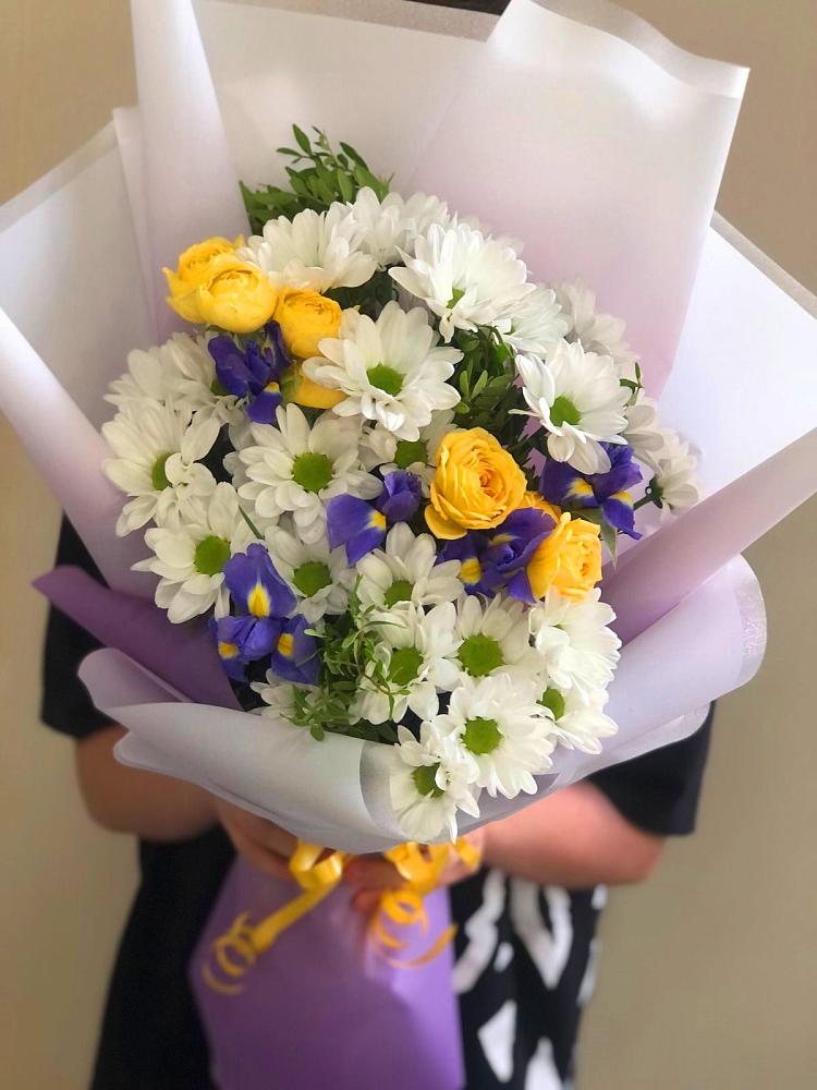 Букет цветов из: Ирисы, Хризантемы и Розы в Новоаннинске
