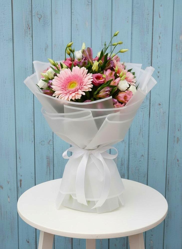 Букет цветов из: Герберы, Альстромерии и Лизиантусы в Новоаннинске