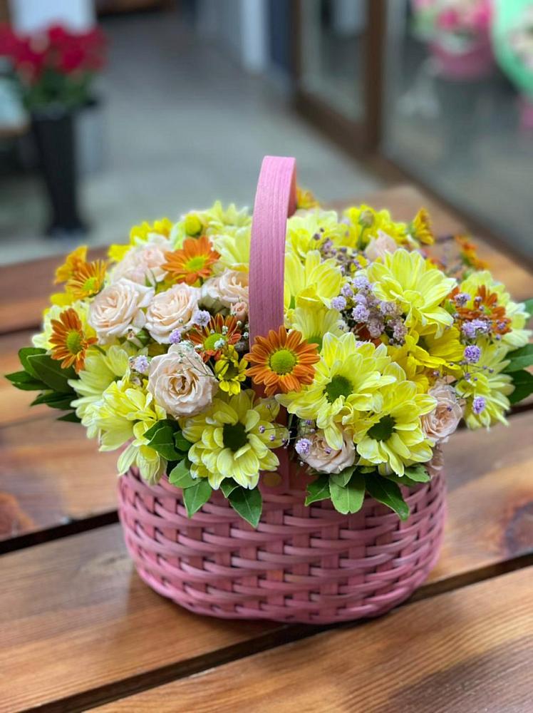 Цветочная композиция из Хризантемы и Розы в корзине в Новоаннинске
