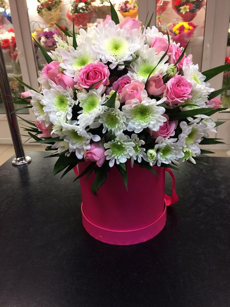 Цветочная композиция из Розы и Хризантемы в шляпной коробке в Новоаннинске