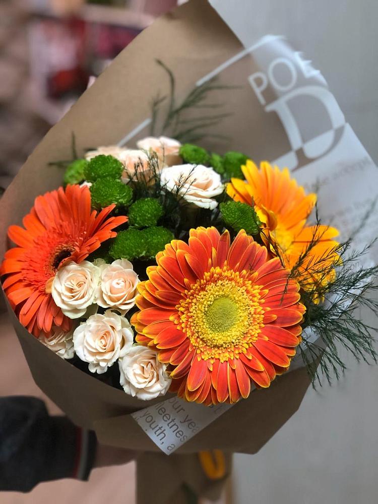 Букет цветов из: Герберы, Хризантемы и Розы в Новоаннинске