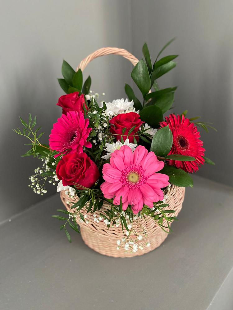 Цветочная композиция из Розы, Хризантемы и Герберы в корзине в Новоаннинске