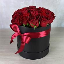 Цветочная композиция из Розы в шляпной коробке в Новоаннинске