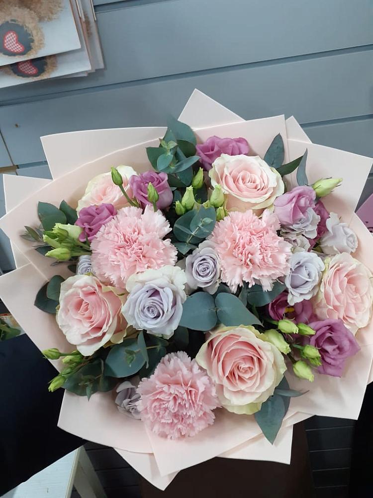 Букет цветов из: Розы, Гвоздики и Лизиантусы в Новоаннинске