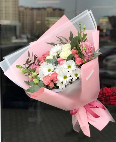 Букет цветов из: Розы, Лизиантусы и Хризантемы в Новоаннинске