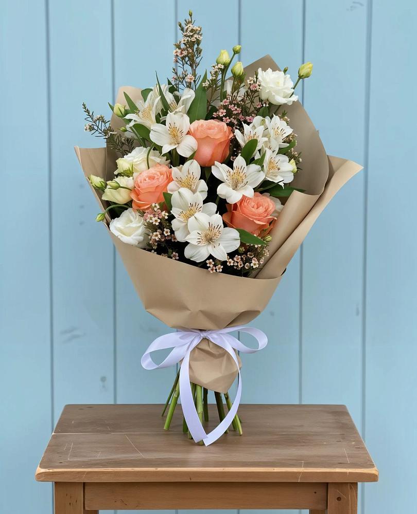 Букет цветов из: Альстромерии, Лизиантусы, Розы и Хризантемы в Новоаннинске