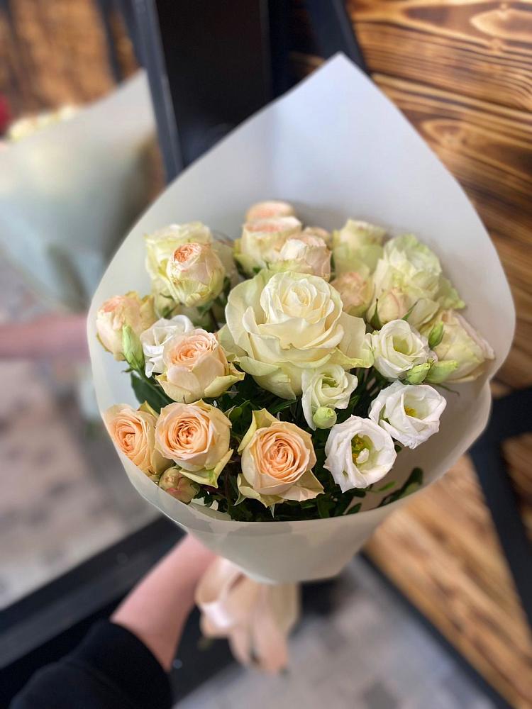 Букет цветов из: Розы и Лизиантусы в Новоаннинске