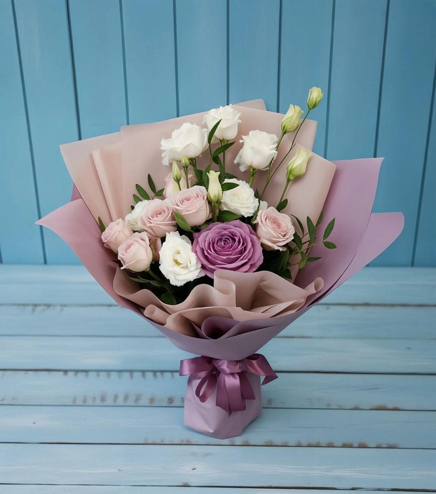 Букет цветов из: Розы и Лизиантусы в Новоаннинске